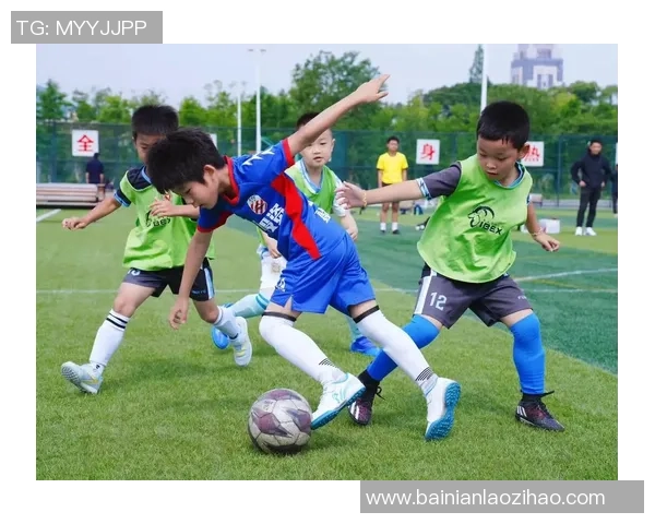 吉安足球氛围的崛起与发展：激情与梦想交织的绿茵场景