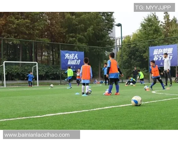 足球瑞幸携手共创美好未来助力年轻人追逐梦想